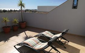 Apartamento con piscina y terraza con vista al mar